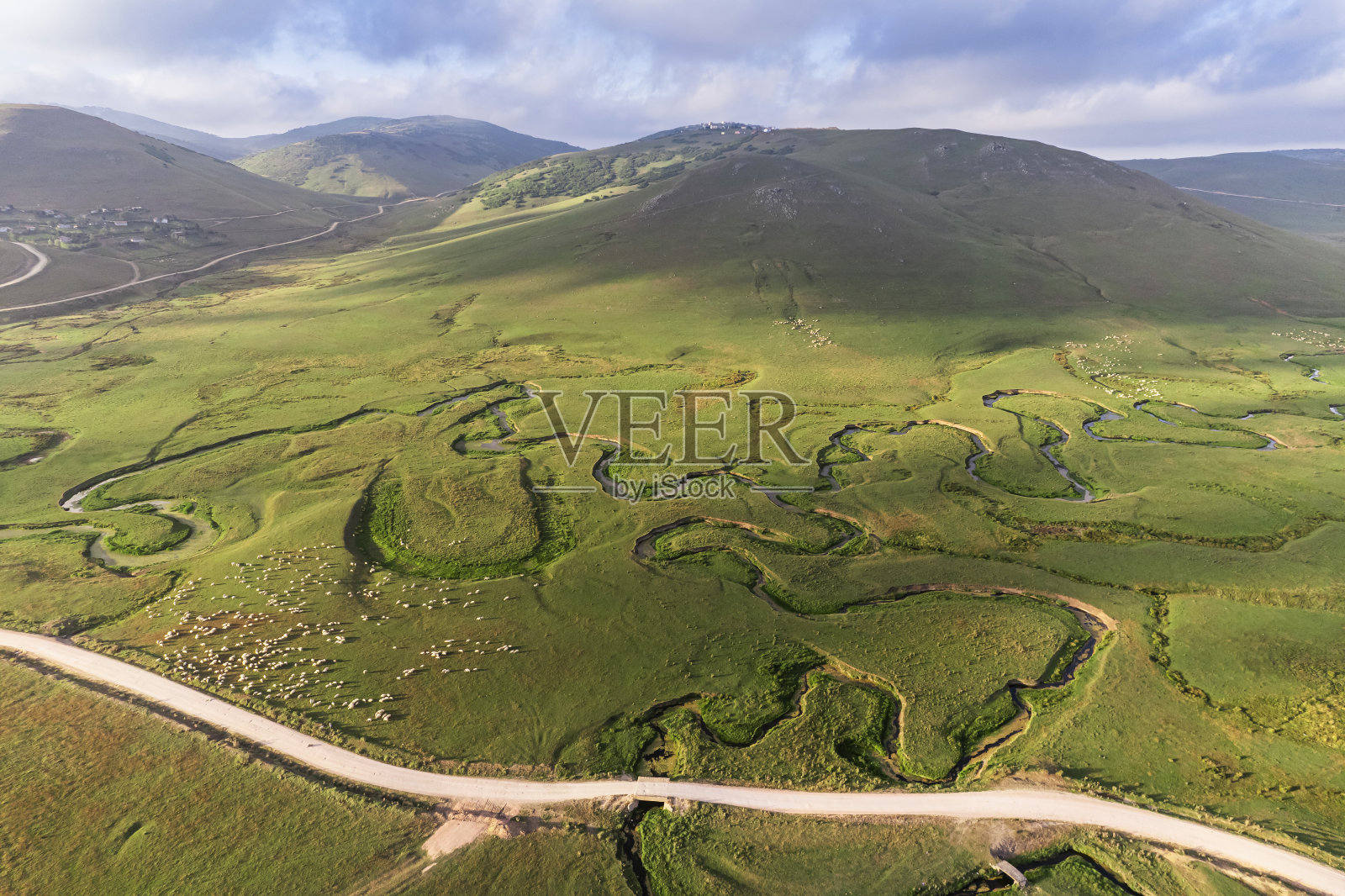 Persembe高原是一个以蜿蜒而闻名的高原。绿草里有小溪。在土耳其被称为“perembe Yaylasi”照片摄影图片