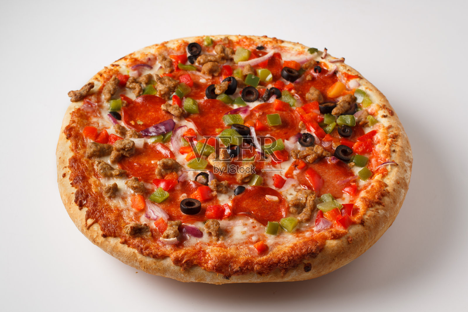 美味的意大利辣香肠披萨照片摄影图片