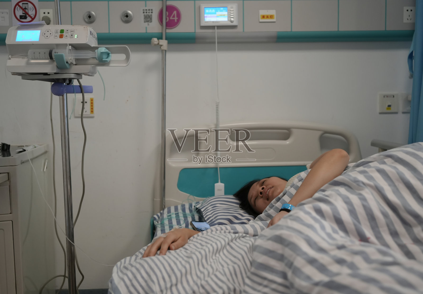 那个女人躺在床上打点滴照片摄影图片