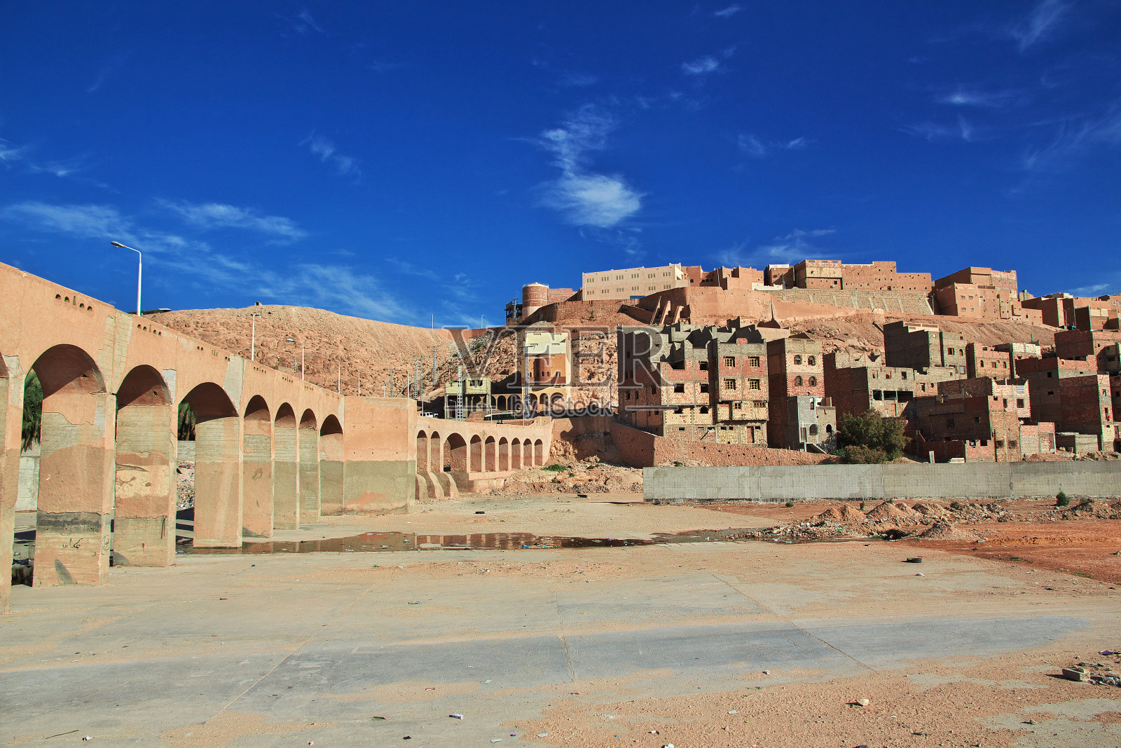 非洲阿尔及利亚撒哈拉沙漠城市加达亚的枯河照片摄影图片