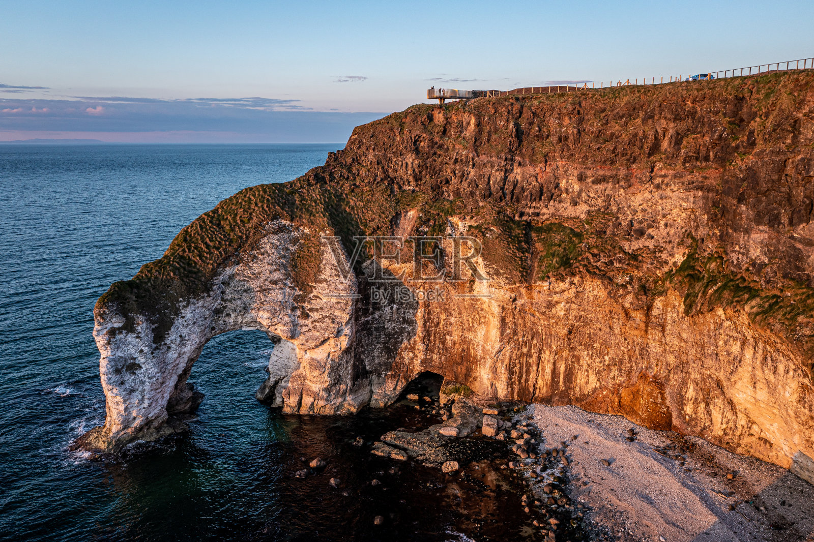 鸟瞰白色岩石，波特拉什，安特里姆海岸北爱尔兰照片摄影图片