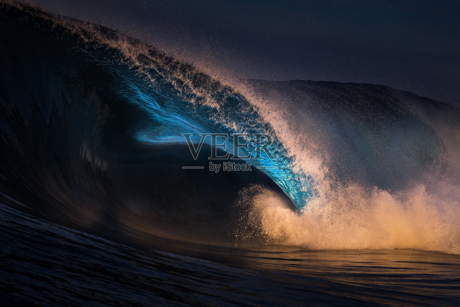 由一束自然光照射的强大的蓝色波照片摄影图片