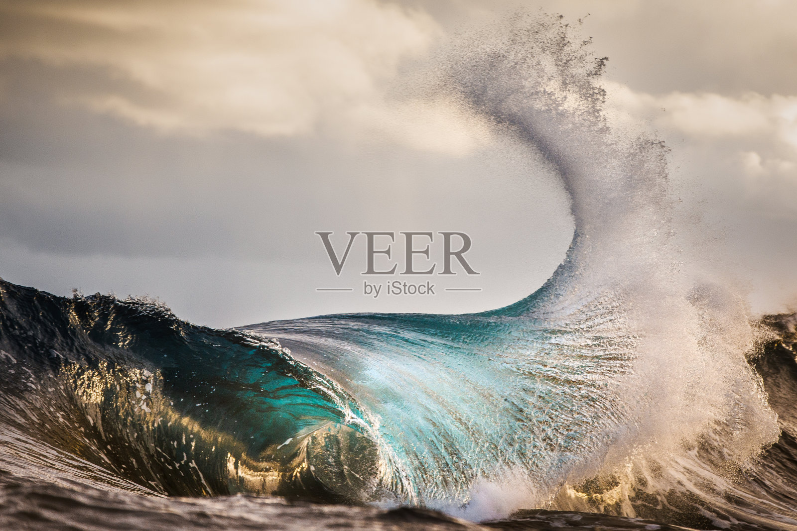 海洋能量碰撞和爆炸成金色的光形成一个水的纹理扇照片摄影图片