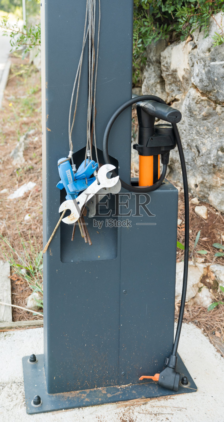 路边的自行车修理工具照片摄影图片