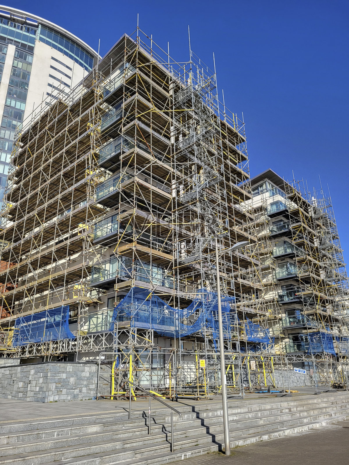 有脚手架的大型公寓楼照片摄影图片