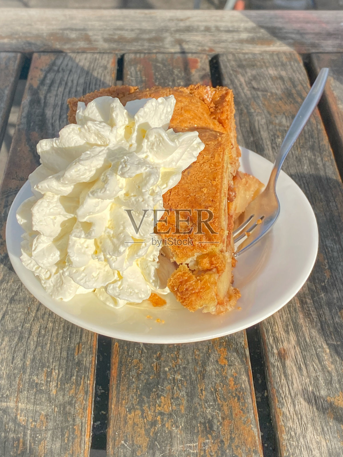 刚出炉的热苹果派和奶油照片摄影图片