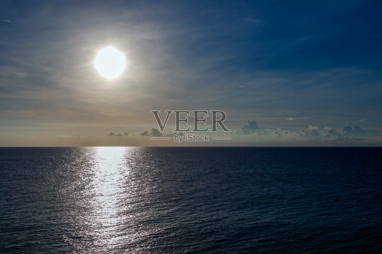 太阳和水面上的地平线照片摄影图片