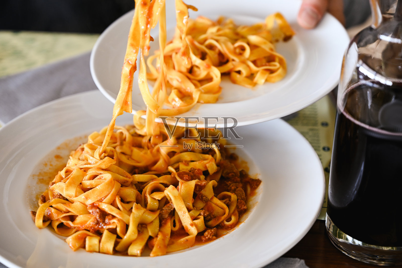 餐馆里的意大利面。照片摄影图片