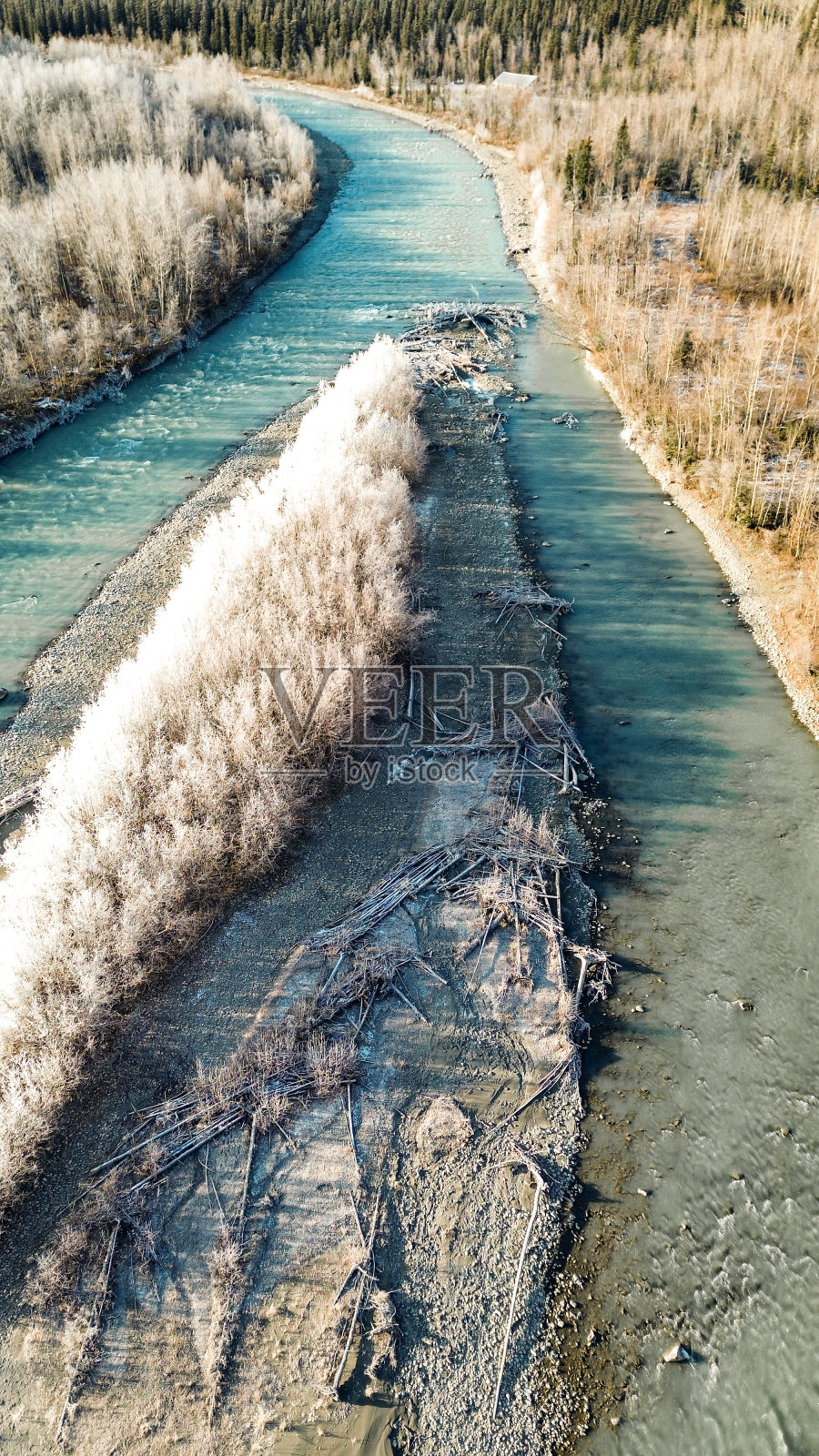 无人机在阿拉斯加内陆的冰冻景观和克鲁蒂纳河上空飞行照片摄影图片