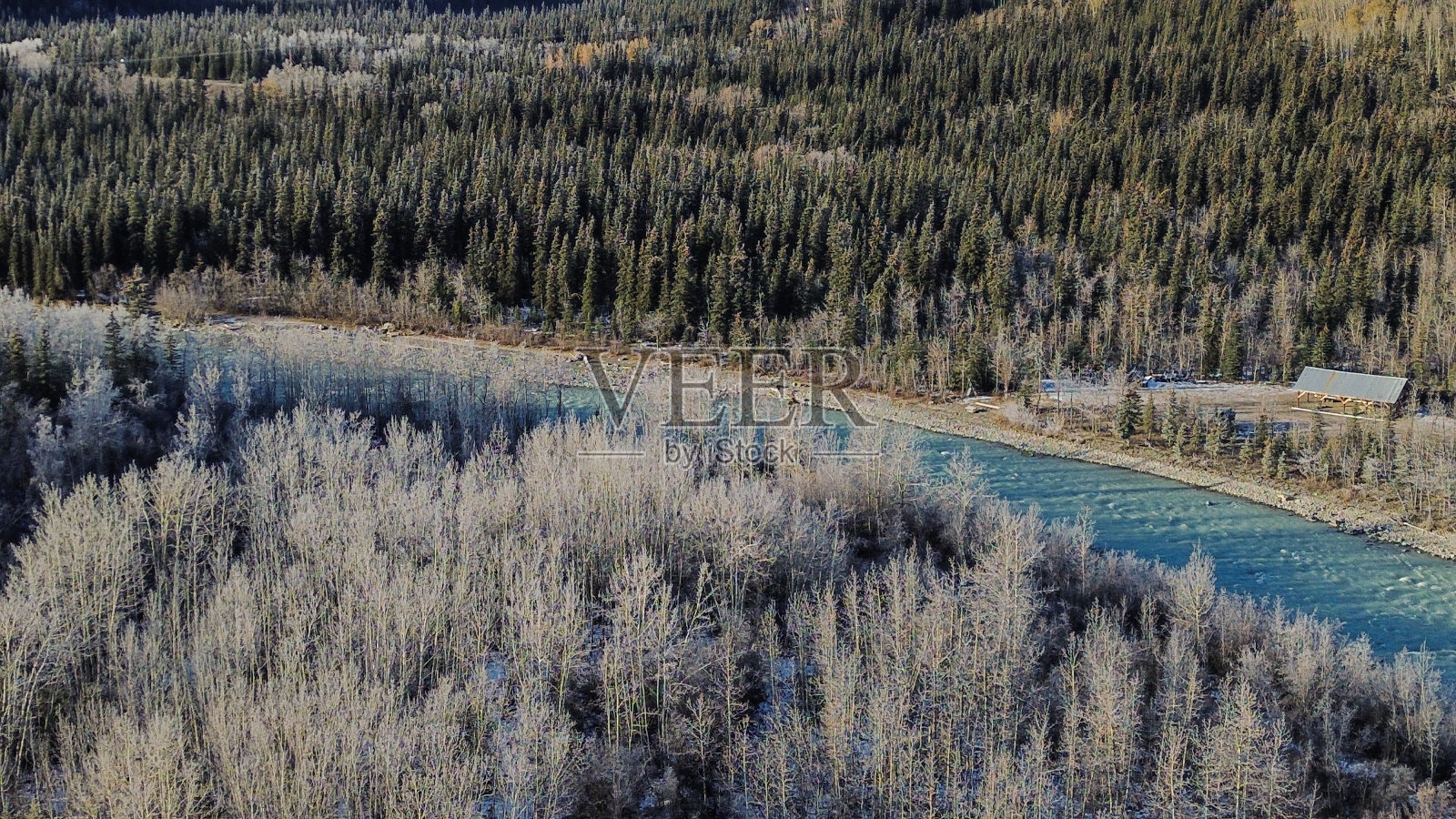 无人机在阿拉斯加内陆的冰冻景观和克鲁蒂纳河上空飞行照片摄影图片