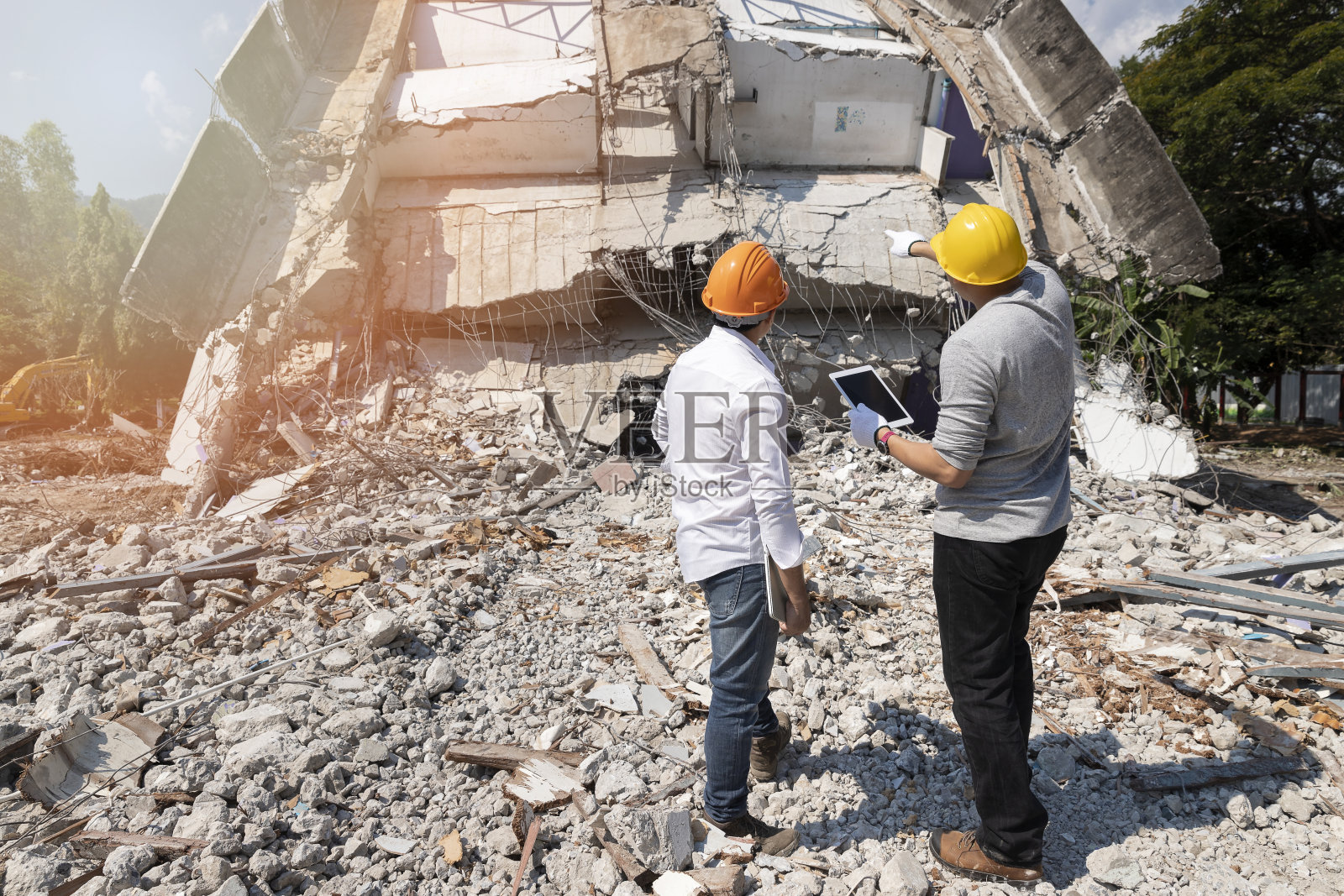 拆迁监理与工头讨论拆迁事宜。照片摄影图片