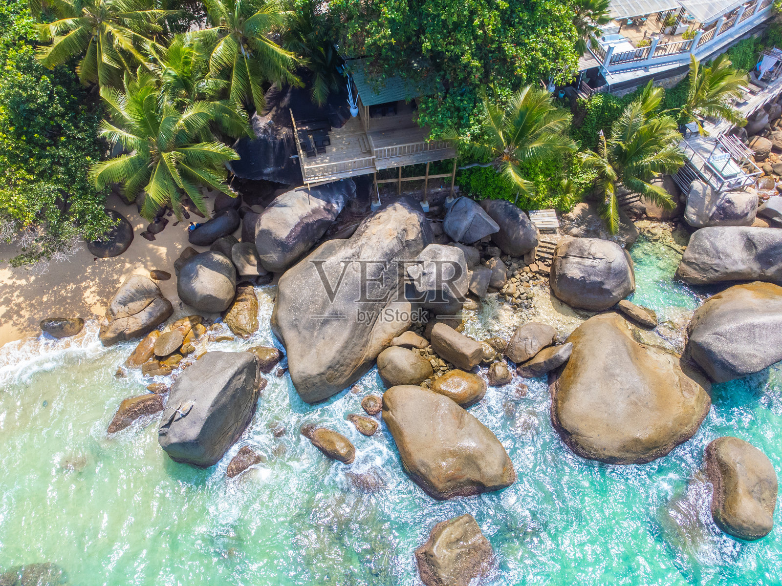 格拉西斯海滩的岩石和棕榈树鸟瞰图照片摄影图片