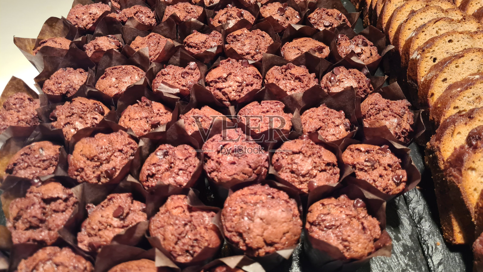 低碳水化合物酮巧克力蛋糕与杏仁面粉和巧克力片的概念照片摄影图片