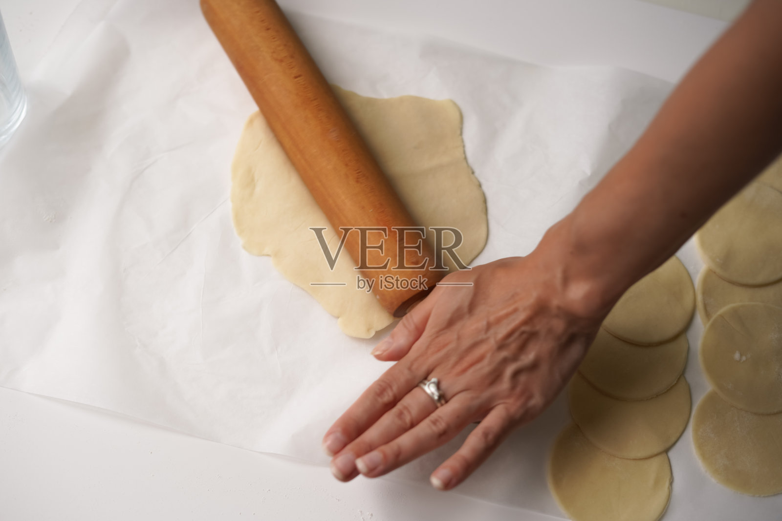 制作乌克兰varenyki面团的过程照片摄影图片