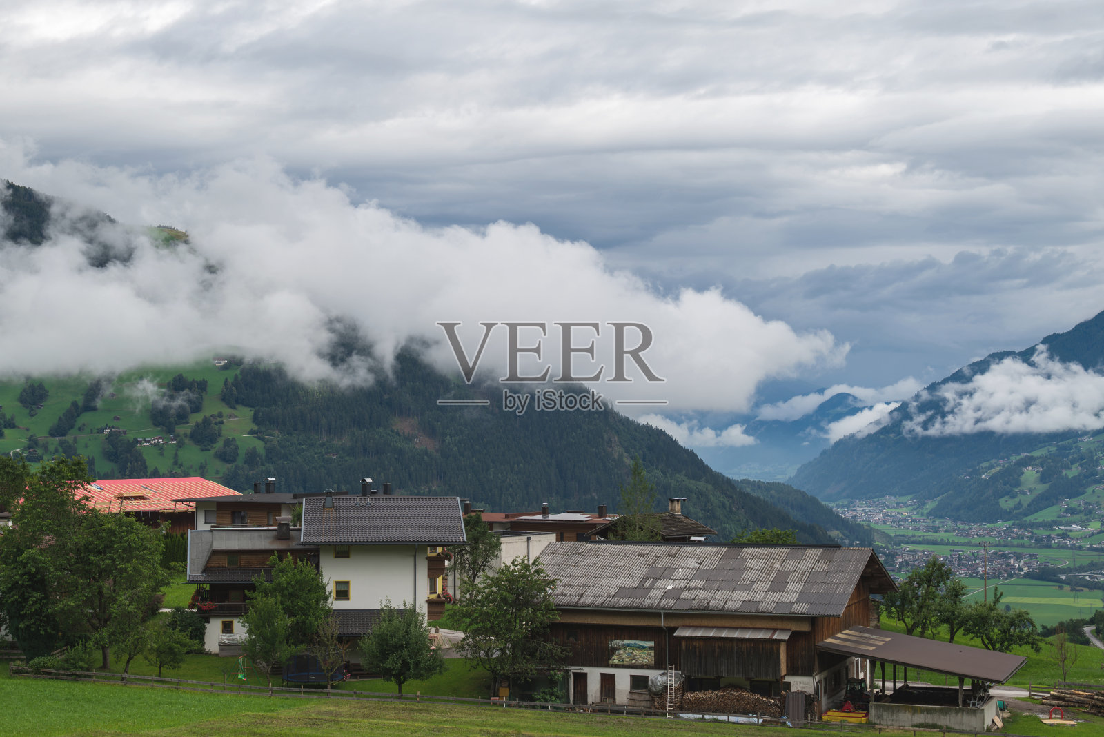 在奥地利萨尔茨堡的Filzmoose，尽管有云，但风景很好。照片摄影图片