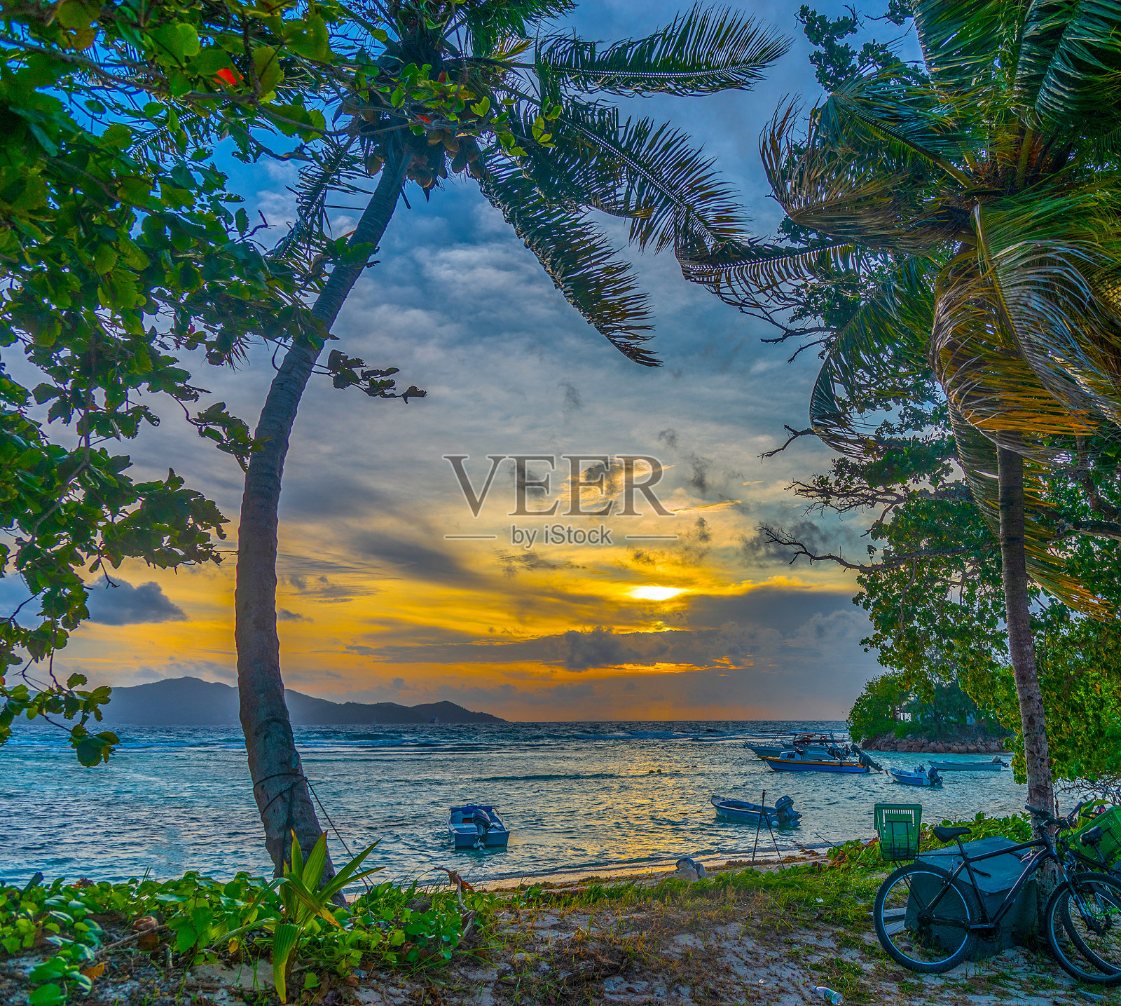 团圆海滩的日落美景照片摄影图片