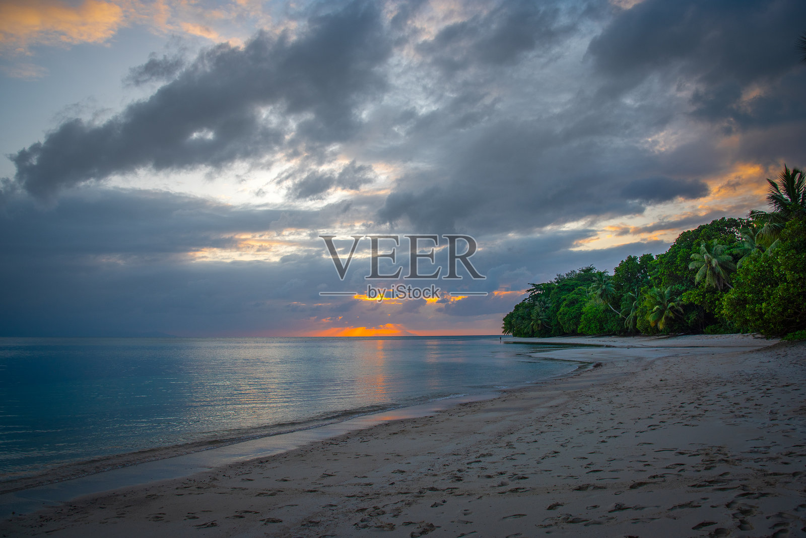 日落时普拉兰岛上空的乌云照片摄影图片