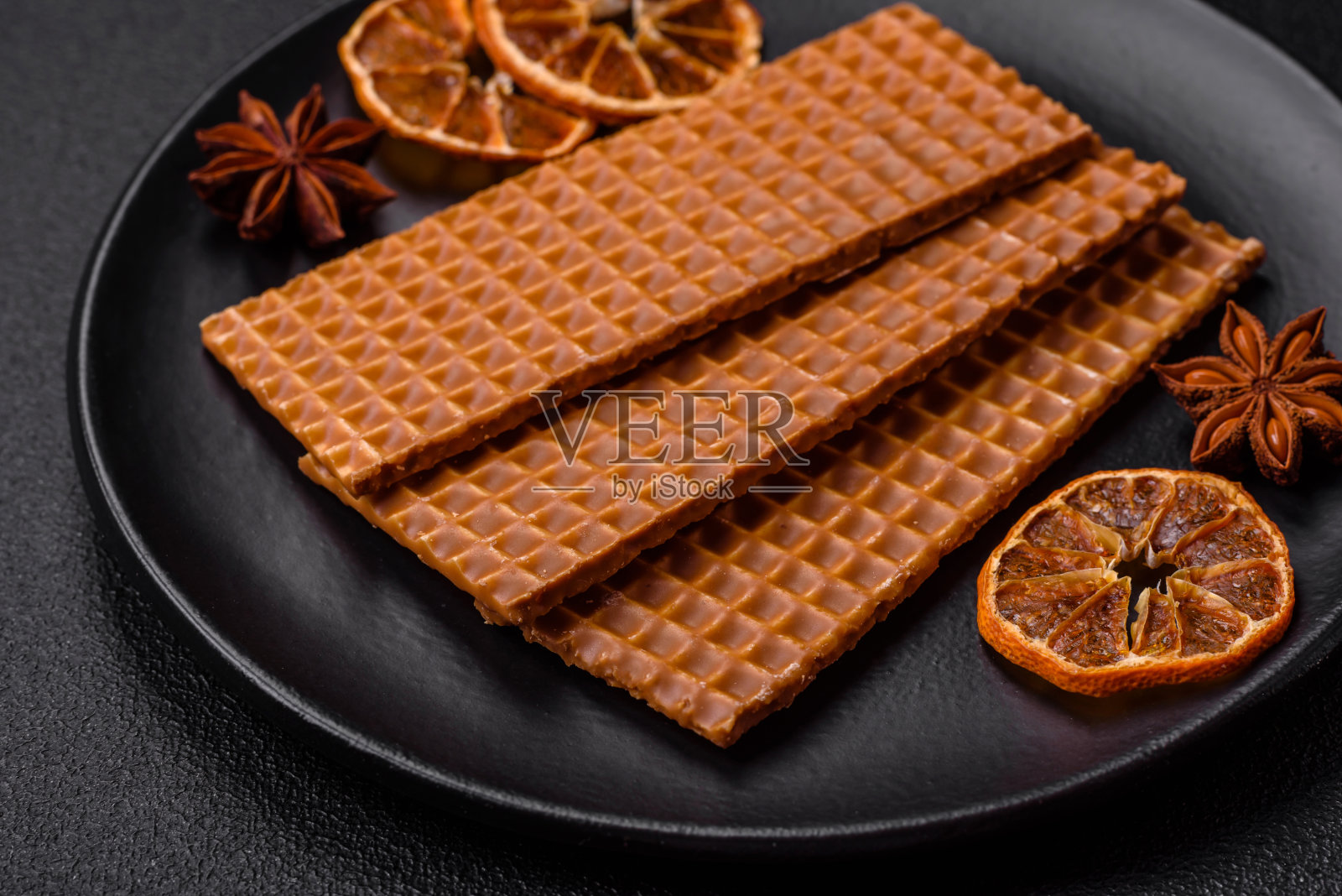 美味又甜又脆的矩形华夫饼放在陶瓷盘子里照片摄影图片