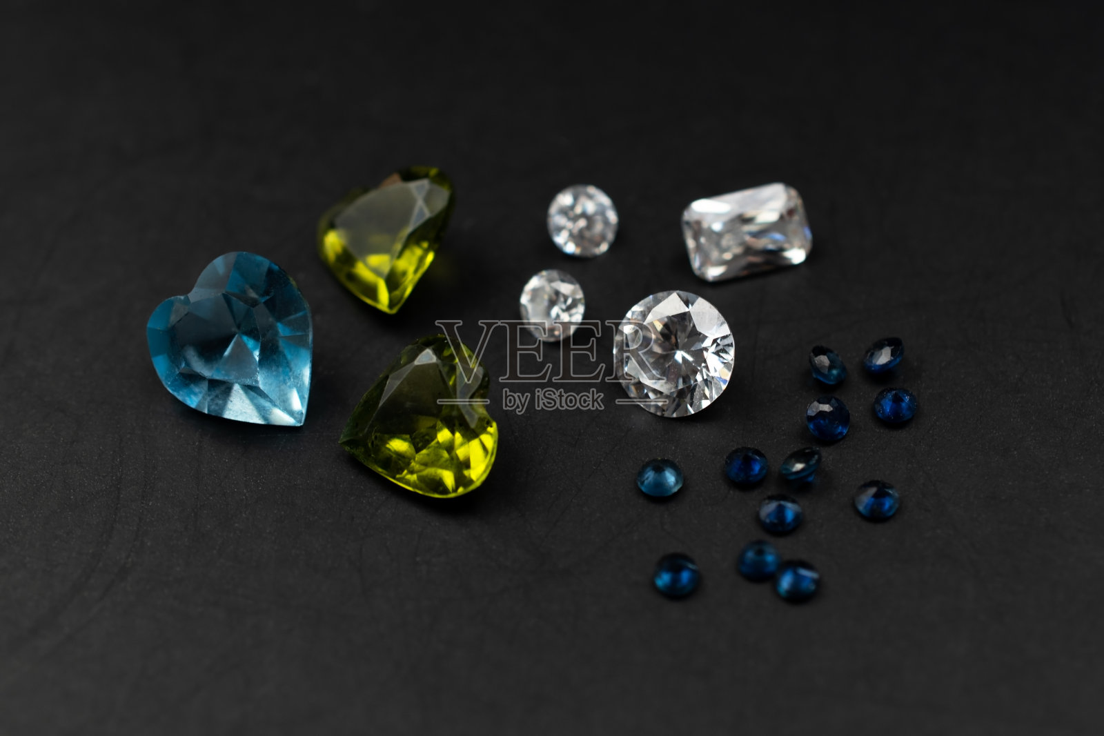 彩色宝石在黑色背景，心形水晶宝石照片摄影图片