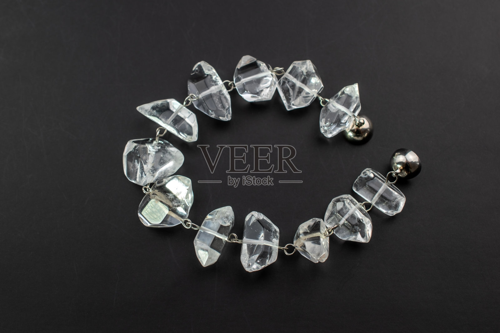 美丽的宝石水晶手镯，独特的手工石珠珠宝背景，宣传照片为网上珠宝店照片摄影图片