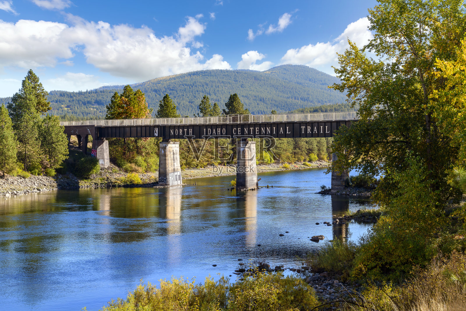 斯波坎河从百年步道大桥下流过，位于爱达荷州的波斯特福尔斯和美国华盛顿州的斯特林德和自由湖交界处。照片摄影图片