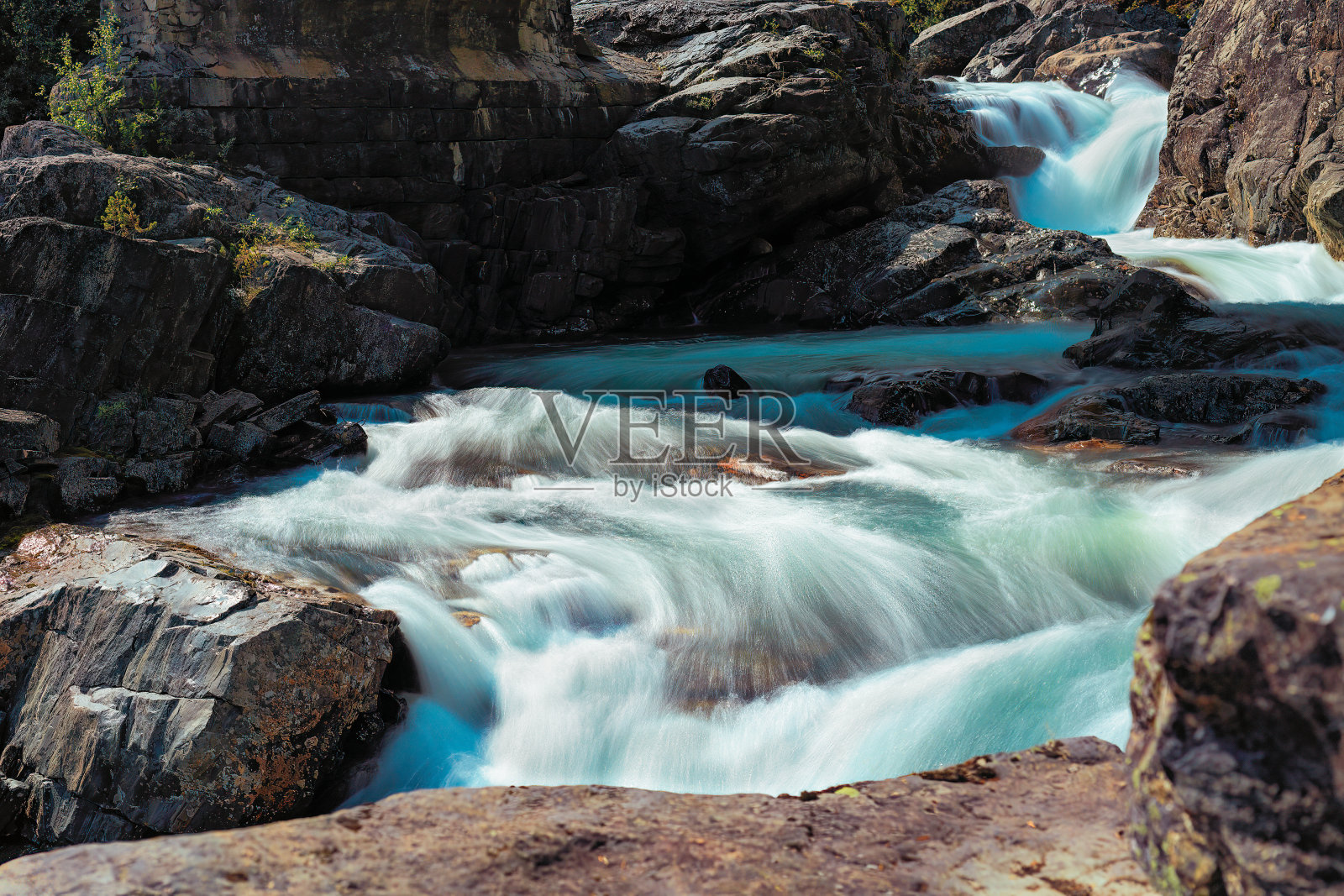 山间河流的激流。照片摄影图片