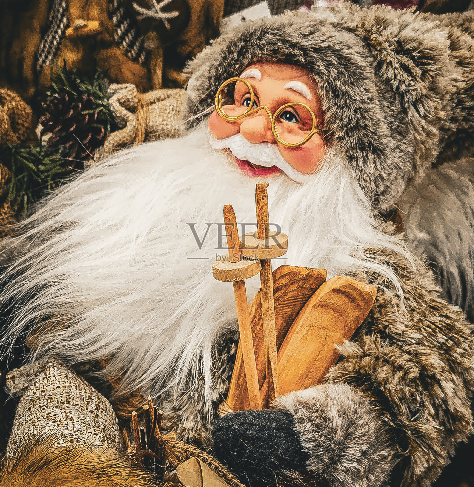 以前的诺埃尔带着木制滑雪板和白胡子照片摄影图片