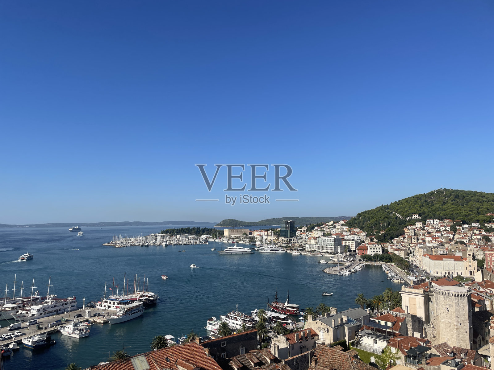 从斯普利特俯瞰远处的船只照片摄影图片