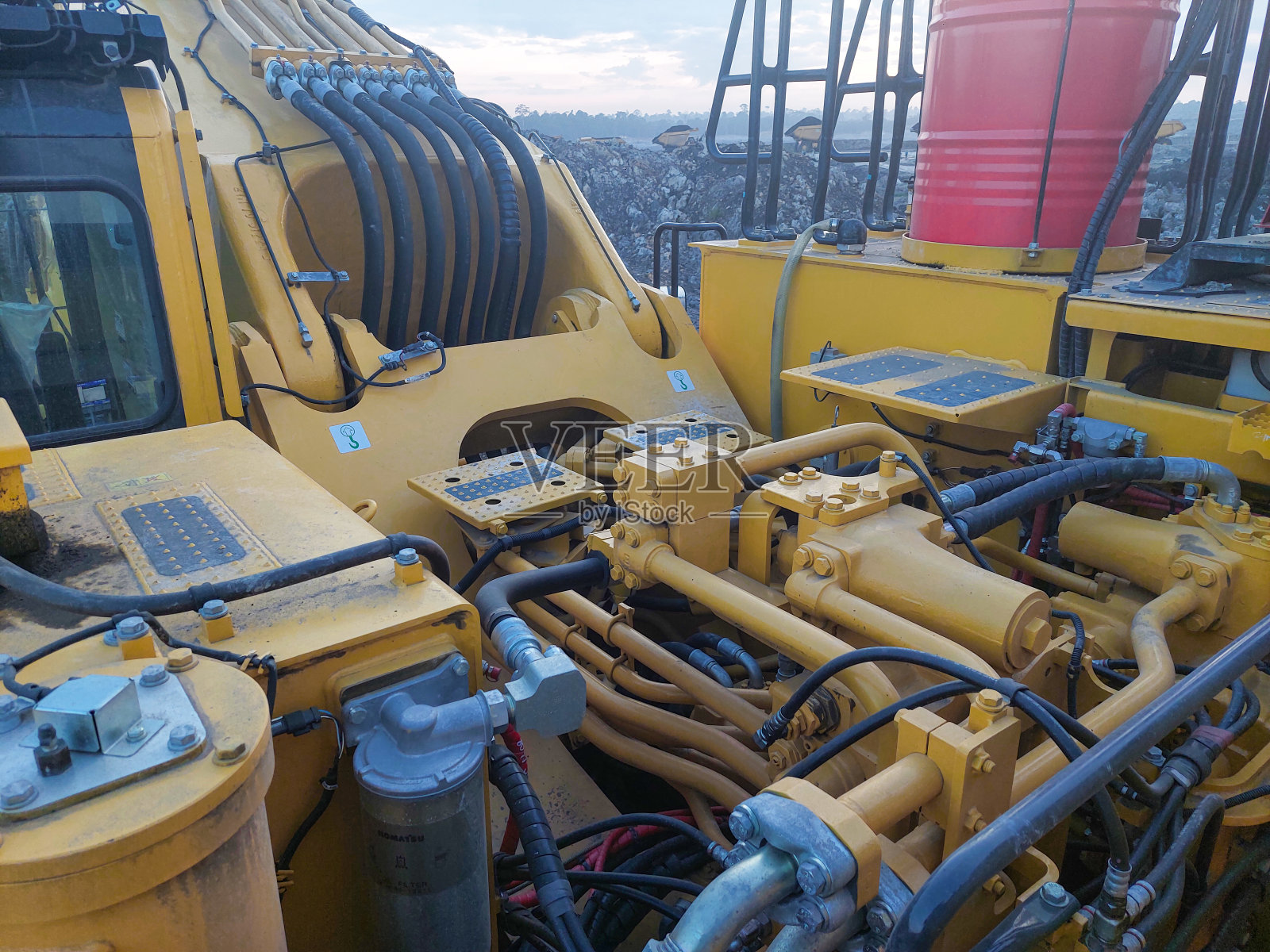 挖掘机液压管路。照片摄影图片