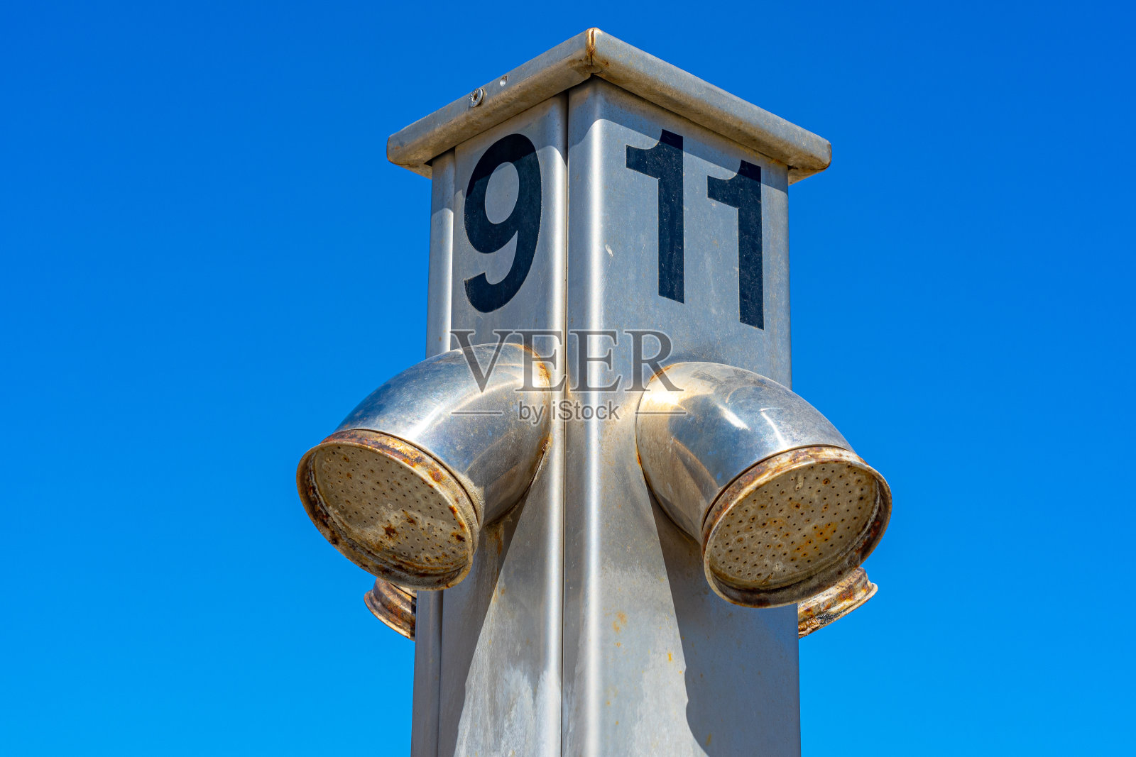 公众泳滩淋浴有识别号码，以识别付款。照片摄影图片
