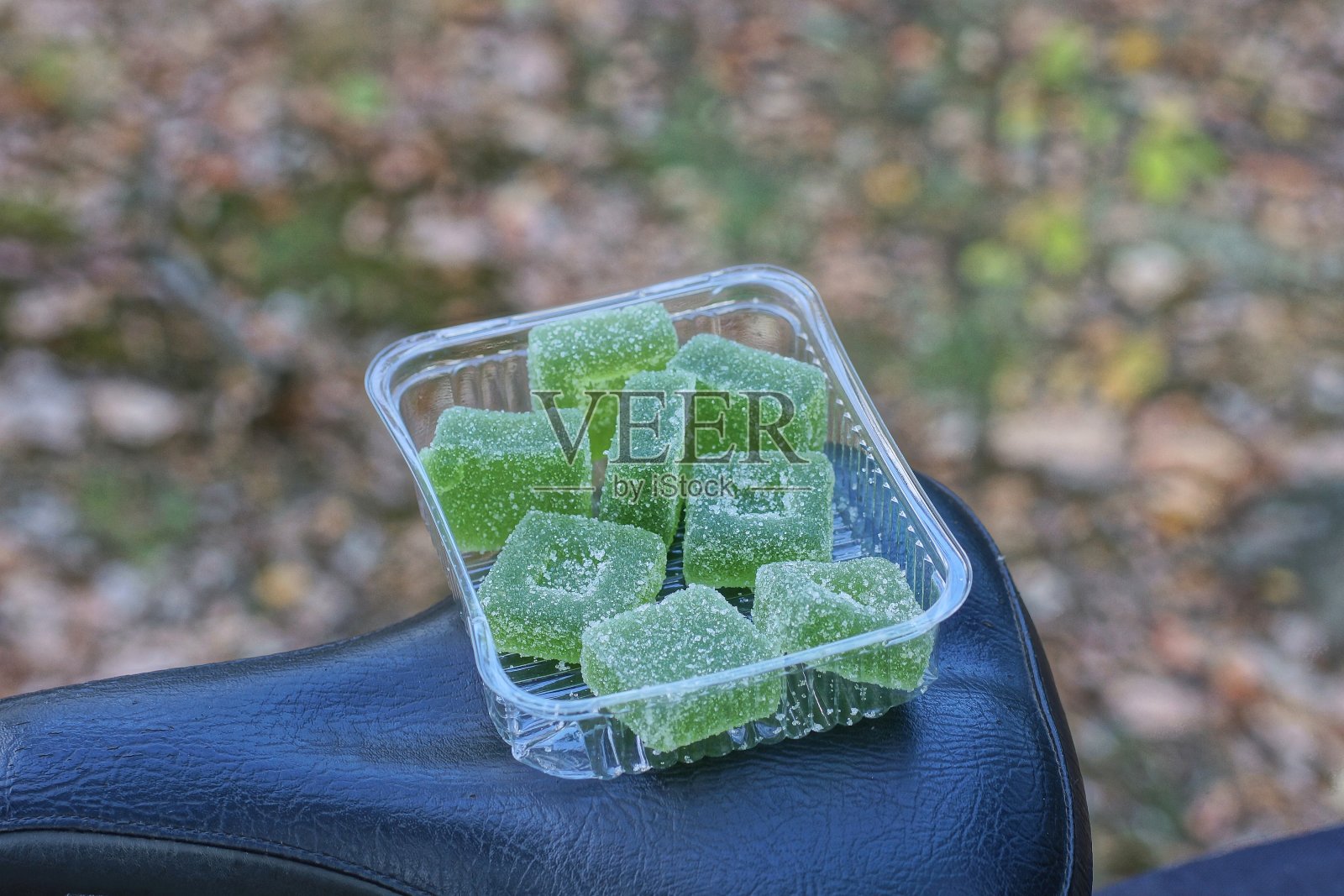 一堆绿色的橘子酱糖果装在一个白色的塑料盒子里照片摄影图片