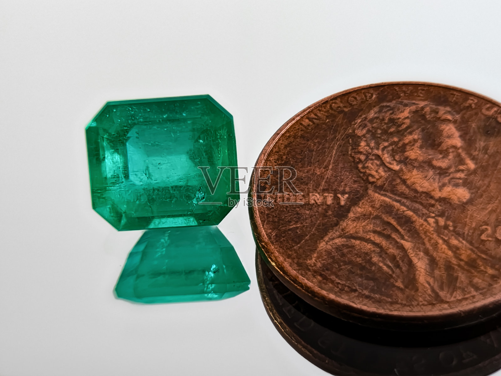 祖母绿水晶是天然宝石，用于珠宝首饰，石材品质高照片摄影图片