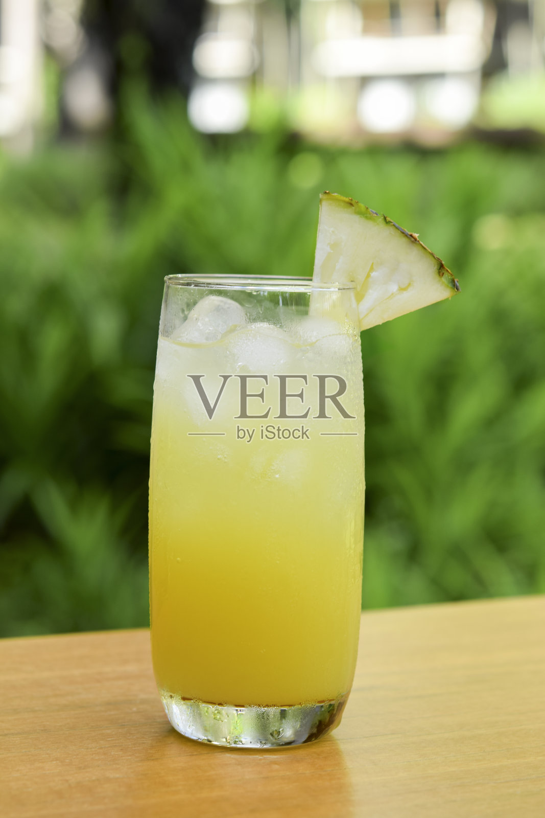 白色木桌上，清爽的菠萝汁照片摄影图片