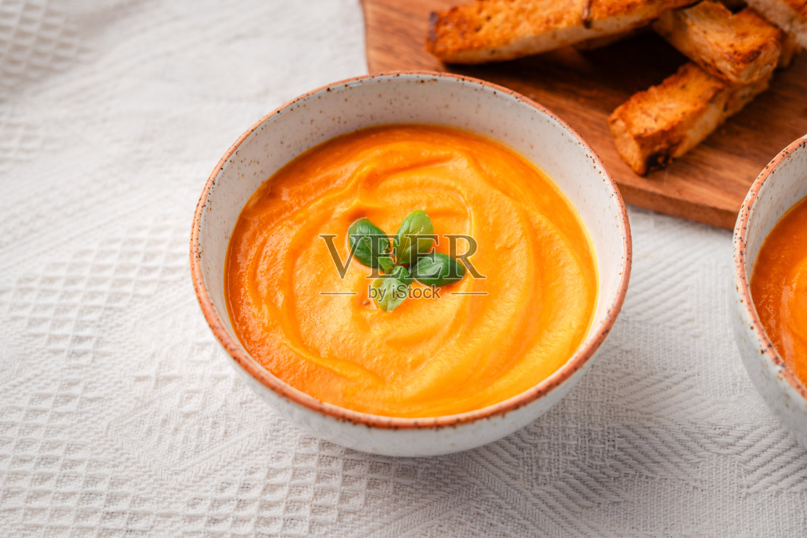 木制砧板上的南瓜吐司汤照片摄影图片