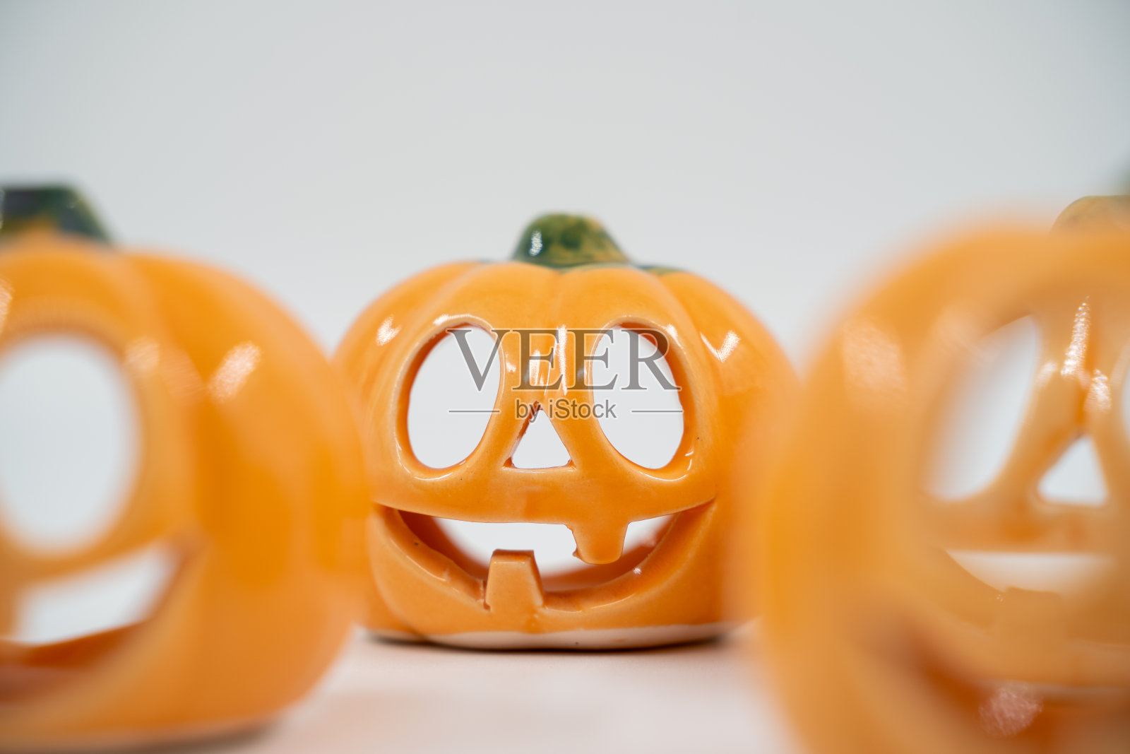 装饰微型南瓜在白色背景孤立。照片摄影图片