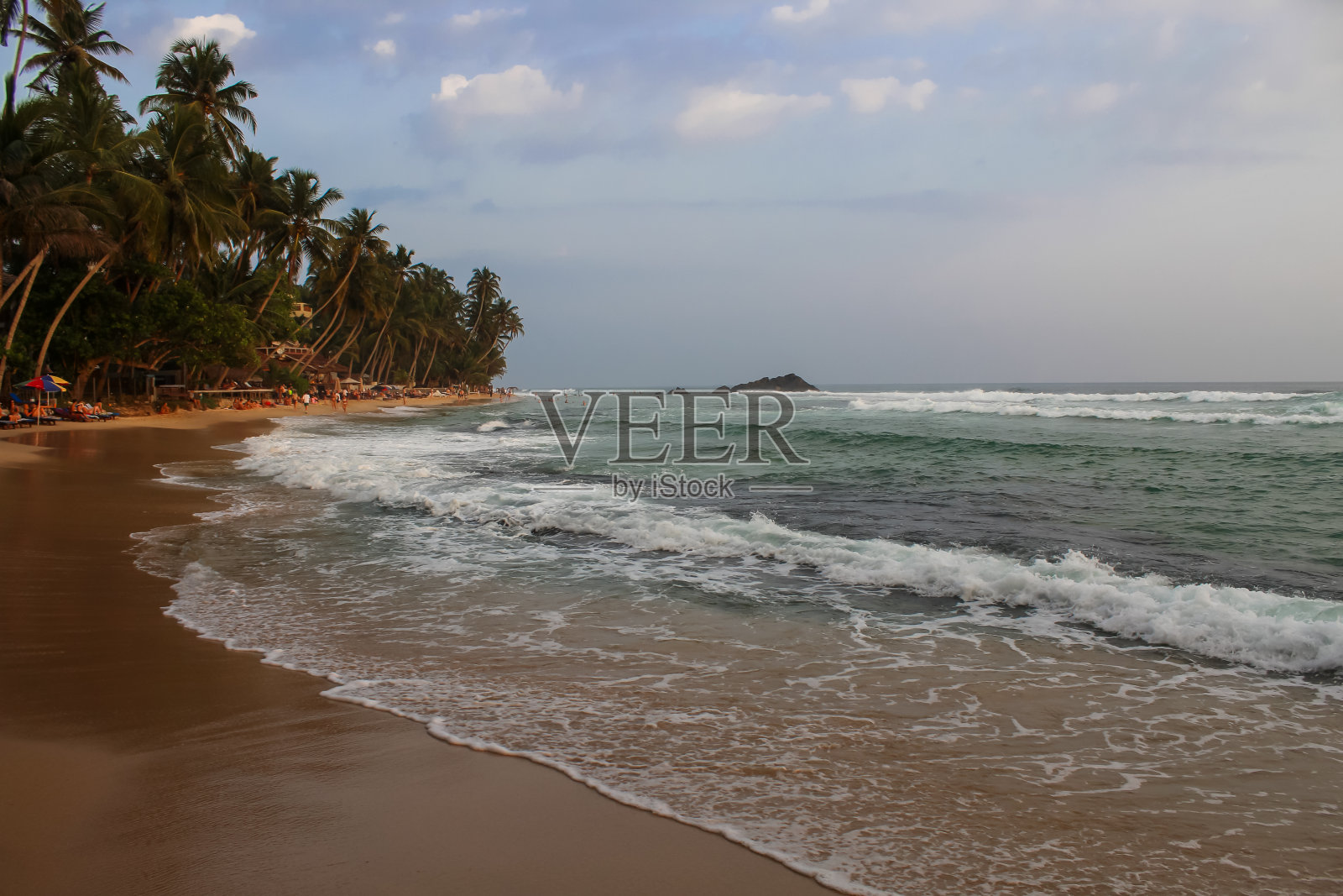 斯里兰卡乌纳瓦图纳，达拉韦拉海滩上的岩石和棕榈树照片摄影图片