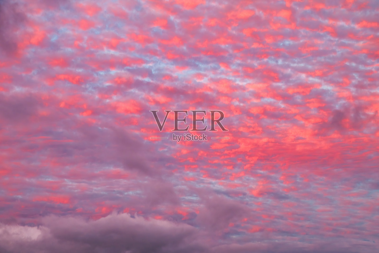 怀卢库天空中引人注目的红色火云。照片摄影图片