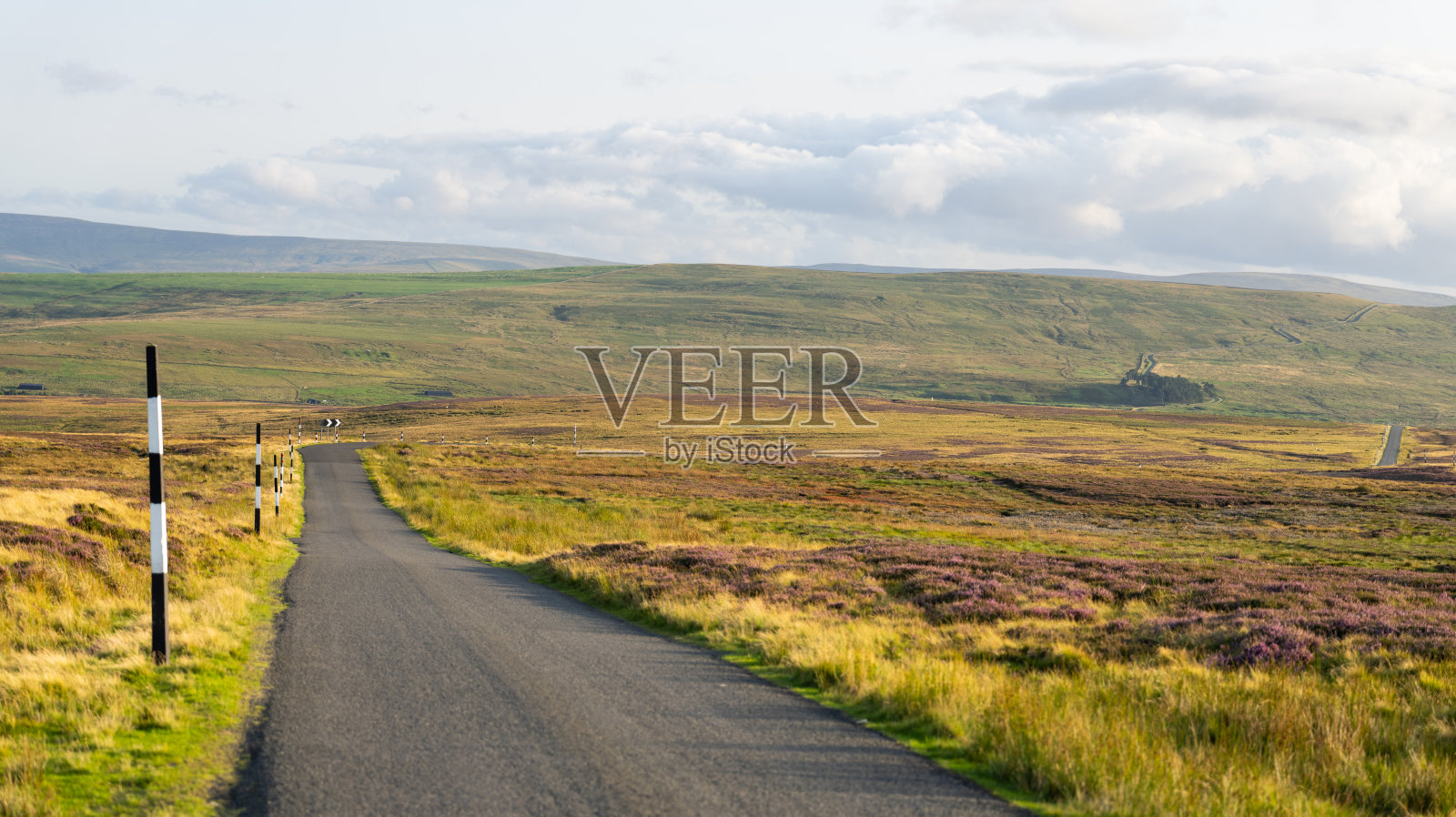 这是一条安静的道路，穿过英国达勒姆斯坦霍普附近的北奔宁山脉杰出自然风景区照片摄影图片