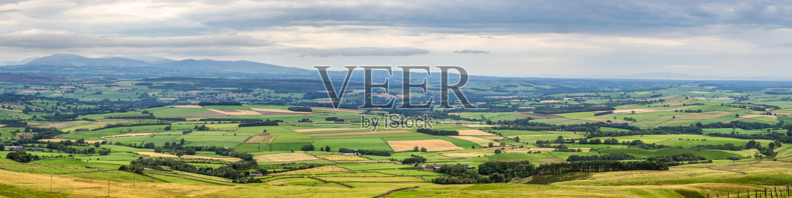 从英国北奔宁山脉杰出自然风景区(AONB)俯瞰坎布里亚乡村全景照片摄影图片