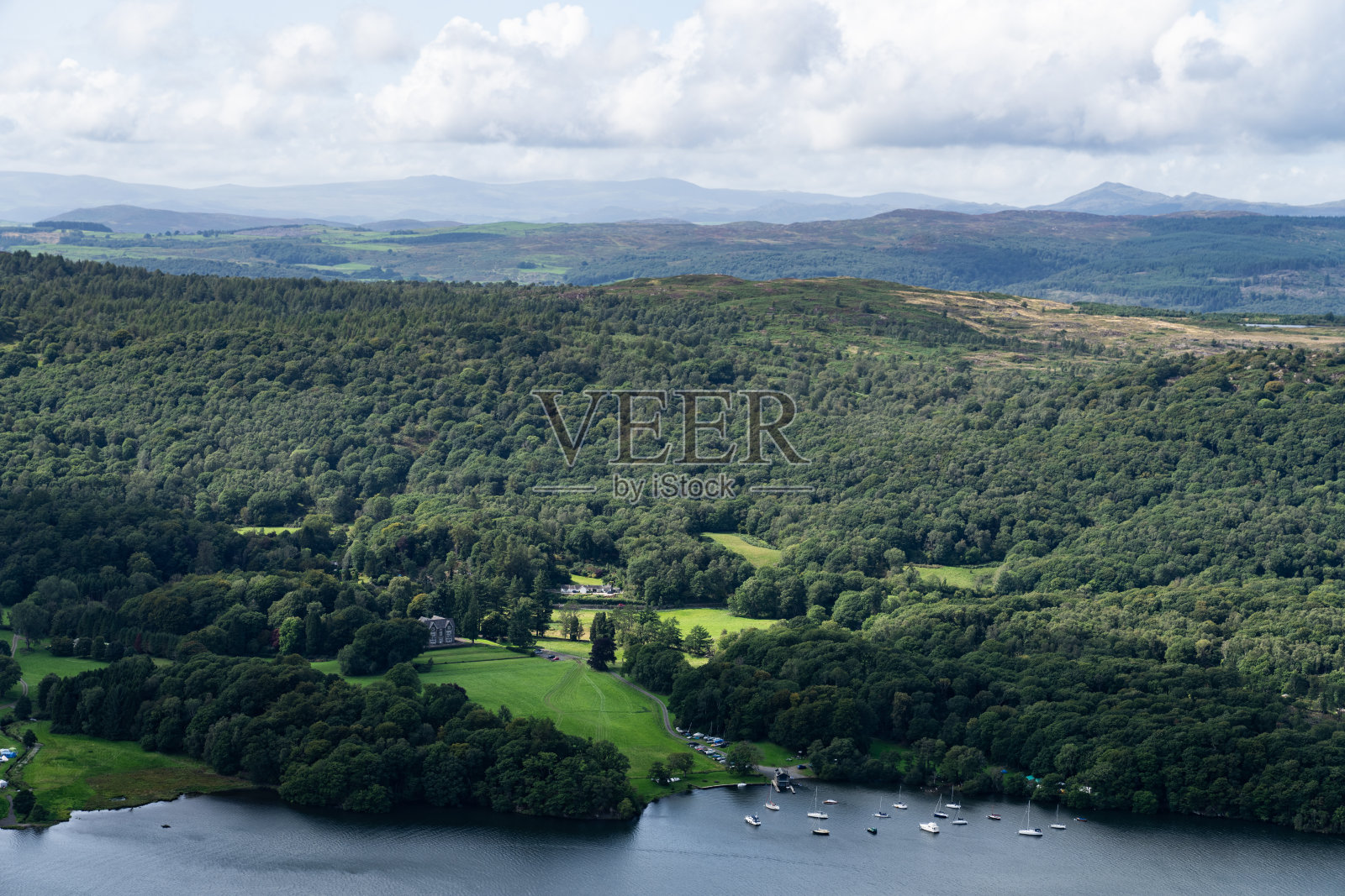 从英国坎布里亚郡湖区的Gunner's How俯瞰温德米尔湖西岸照片摄影图片