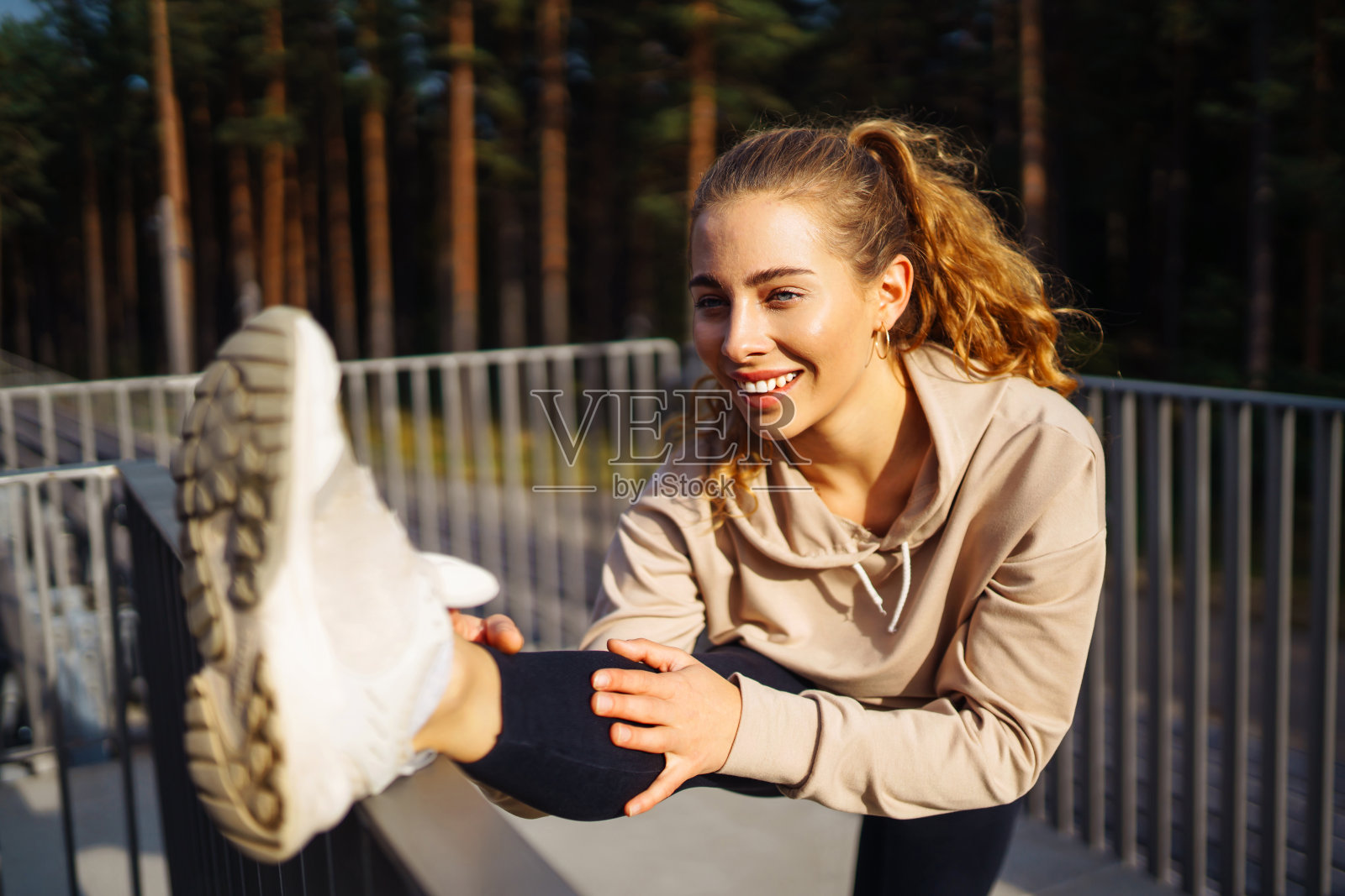 健身运动穿着运动服的妇女在街上做运动。照片摄影图片