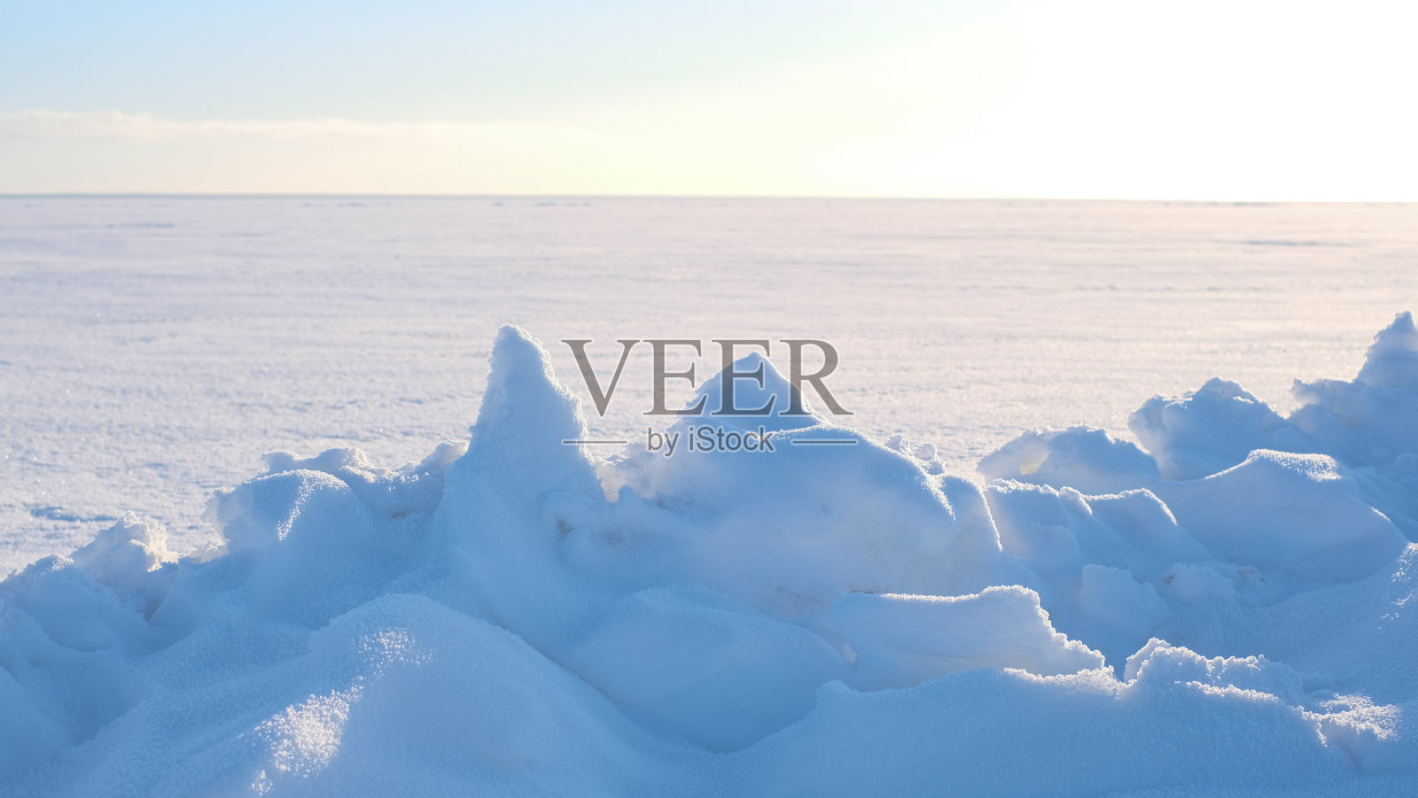 自然冬季背景从雪落在地上。照片摄影图片