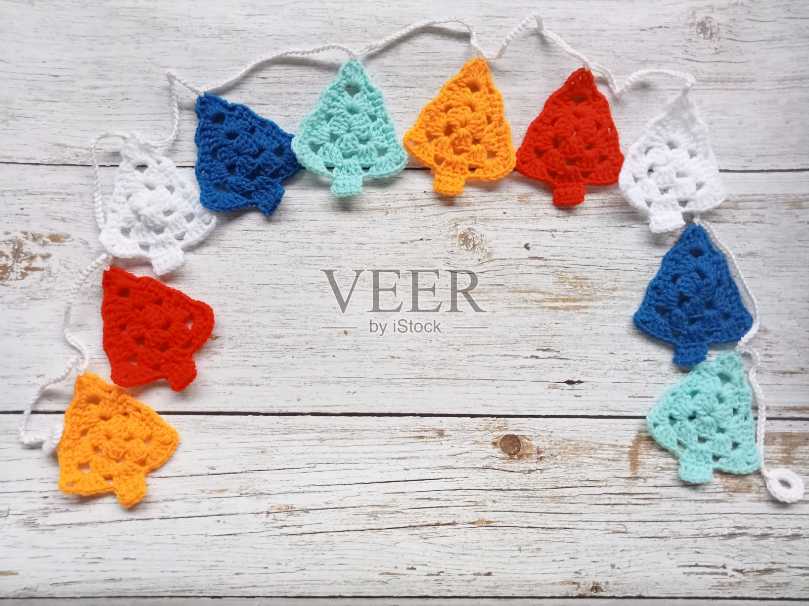 钩针编织的圣诞树花环装饰，手工制作的多色背景纹理装饰照片摄影图片