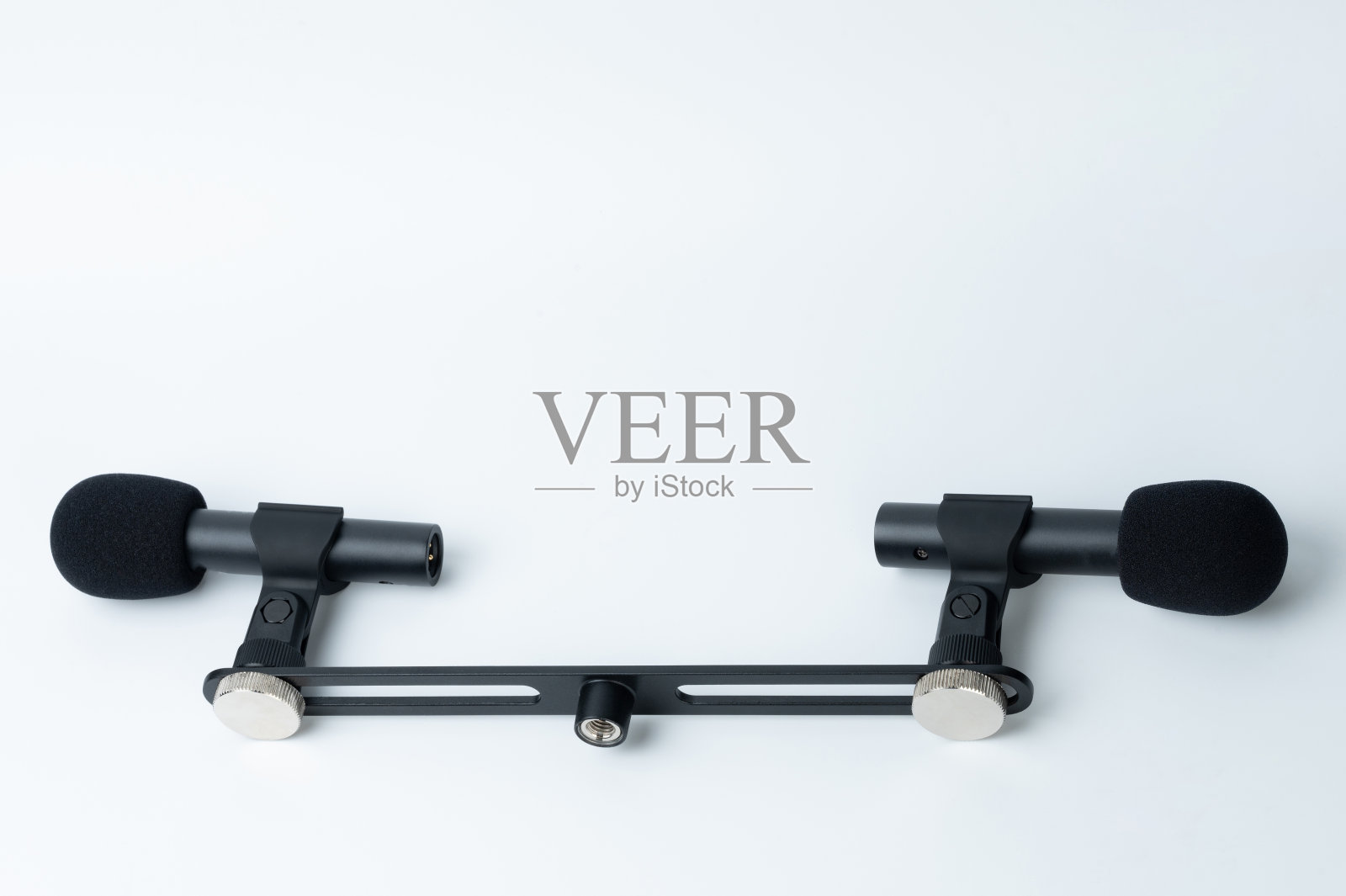 吧台上有两个心形麦克风照片摄影图片