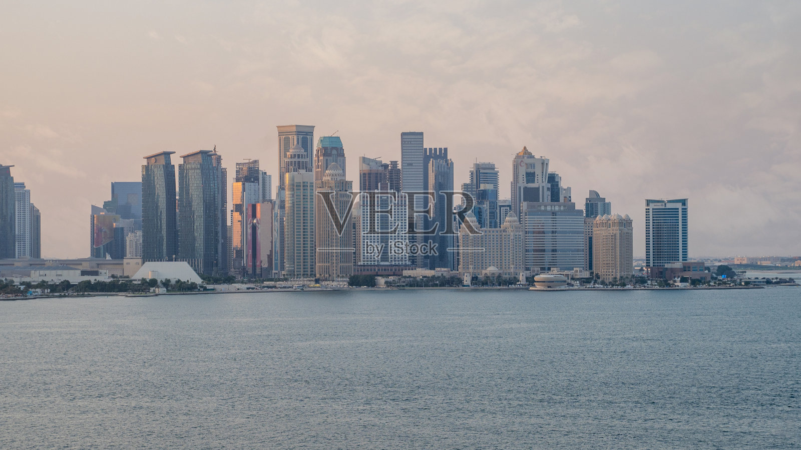 多哈美丽天际线的鸟瞰图（含众多办公和住宅楼）照片摄影图片