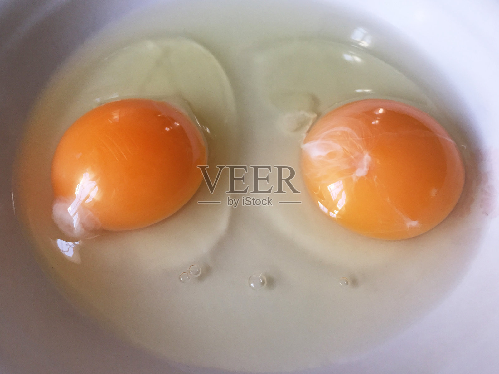 把蛋黄放在盘子里照片摄影图片