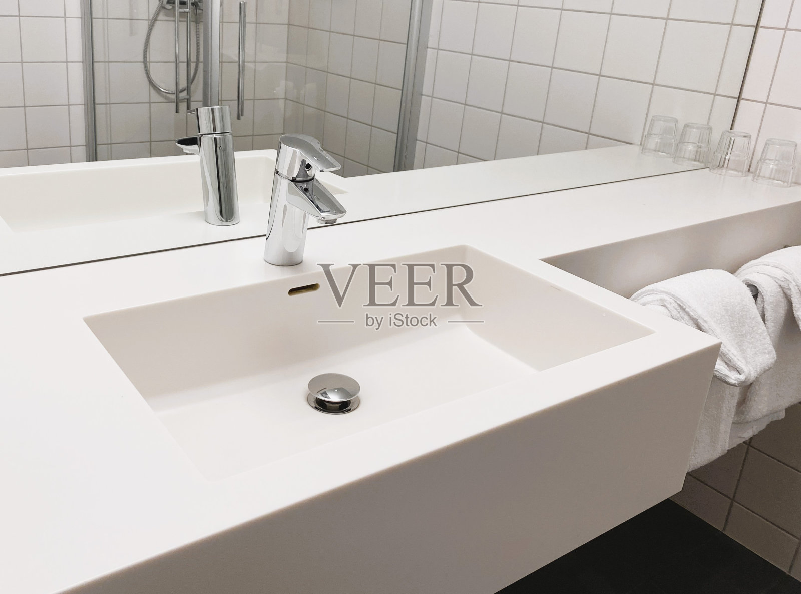 时尚的白色浴室水槽与简约的设计照片摄影图片