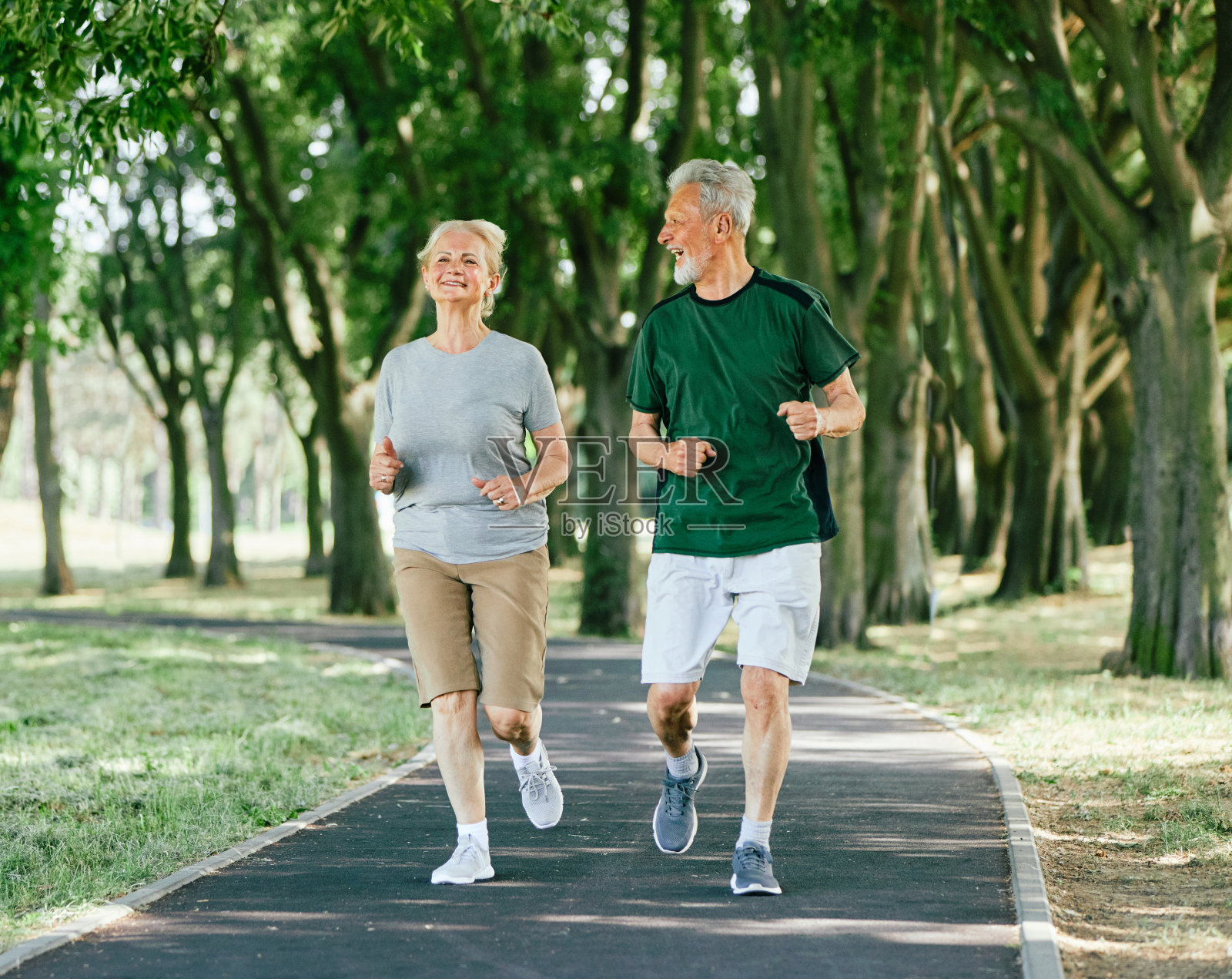 户外高级健身女性男性生活方式积极的运动锻炼健康的跑步者夫妇跑步慢跑老年人成熟的白发照片摄影图片