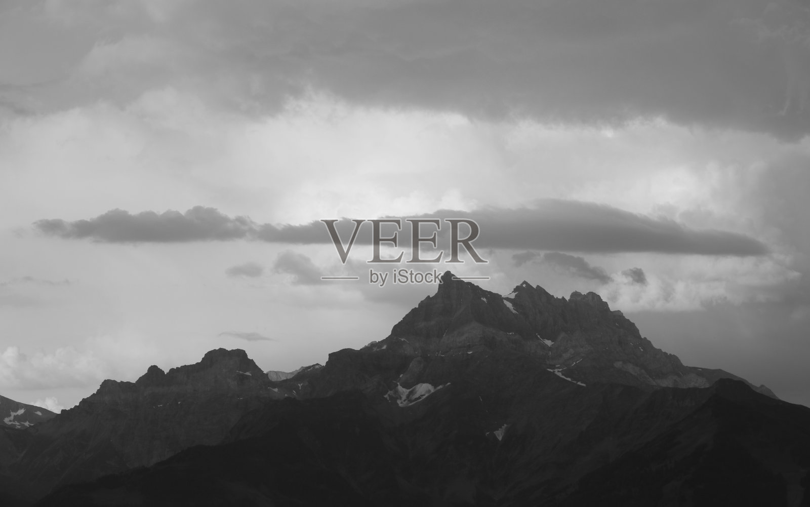 山峰与云照片摄影图片