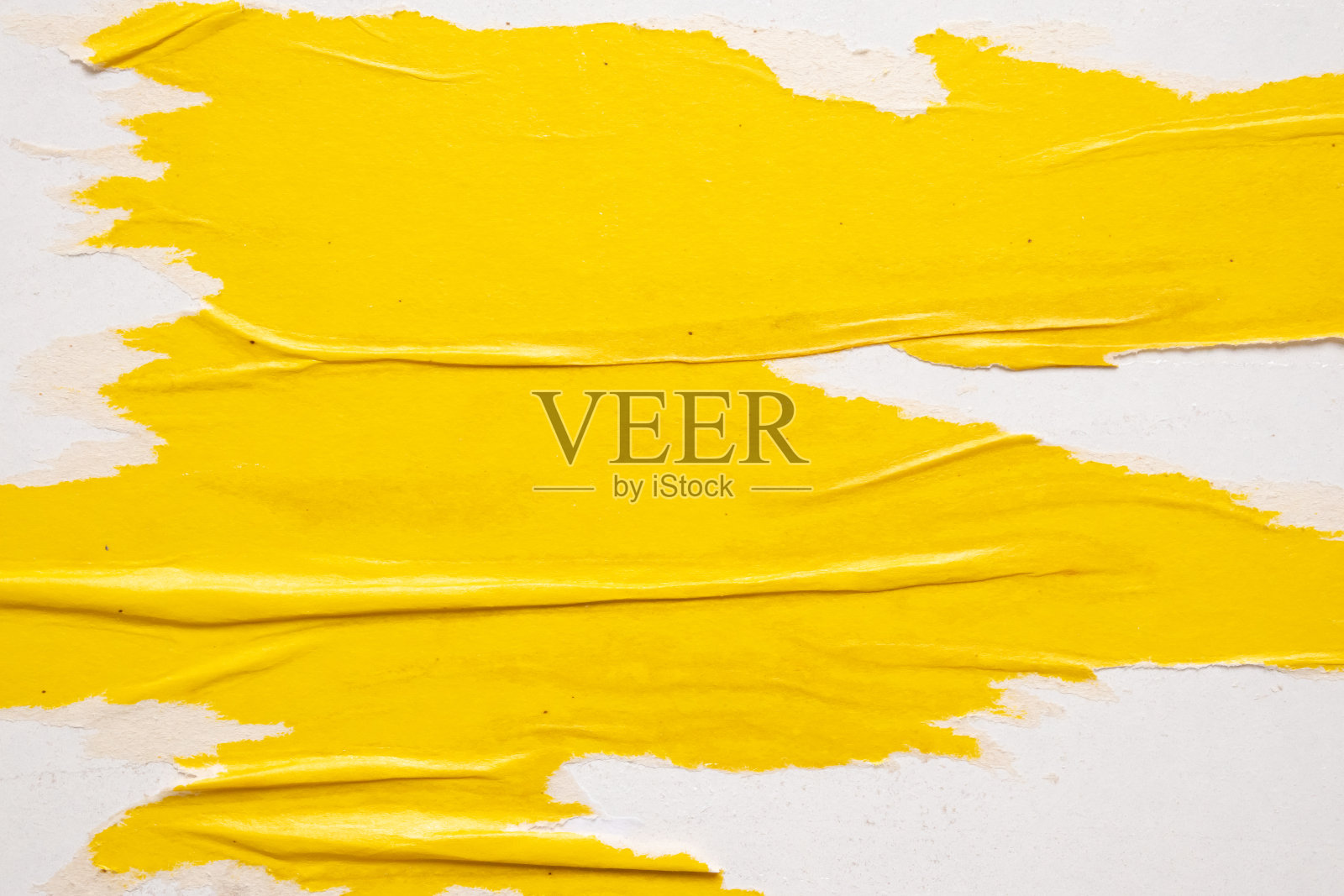 旧的垃圾纸撕开撕开的黄色海报表面纹理背景照片摄影图片